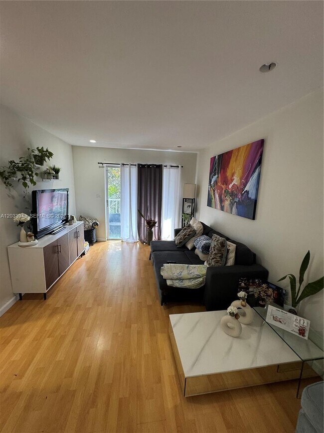 Photo - 645 NE 121st St Unidad 304