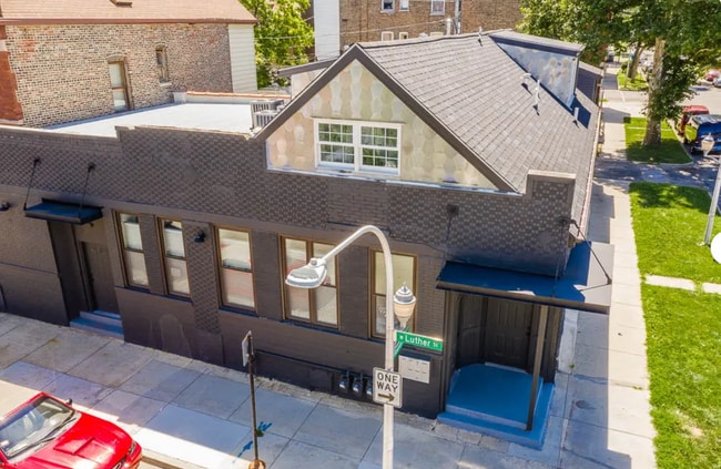 Apartment Building - 2657 W Luther St Unit 1R