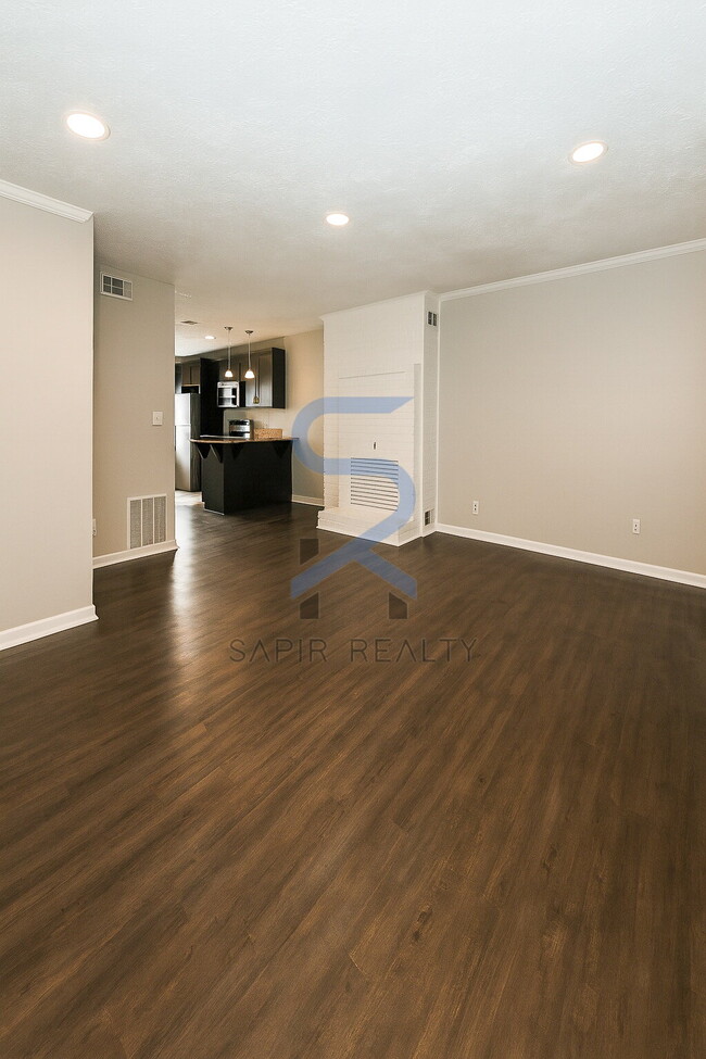 Photo - Move in before December 15th and choose your reward: a $250 Amazon Gift Card or a 55" Smart TV! Unidad 8