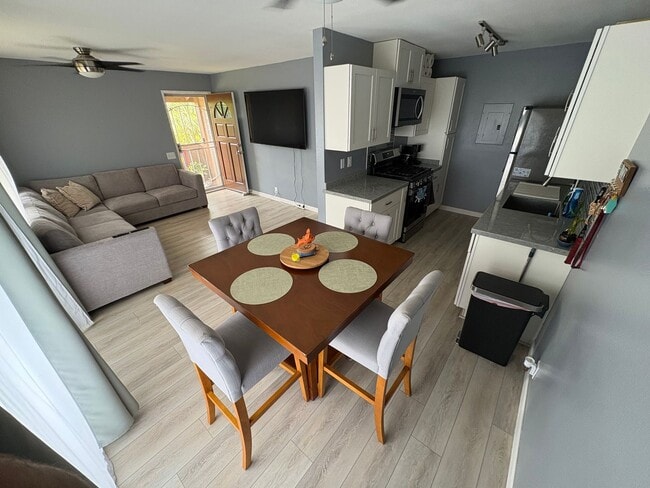 Building Photo - Remodeled 2/1.5 with AC in Palm Villas!