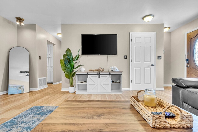 Photo - 897 Imperial Dr Unit ID1244950P