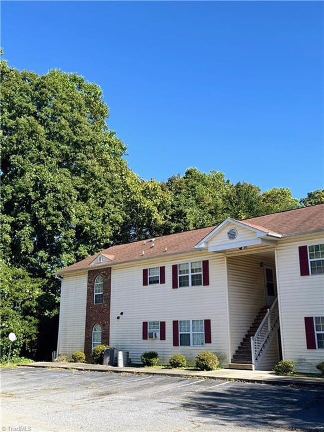 Building Photo - Three bedroom, 2 bath condo in High Point Unit 1806-C Woods Lane