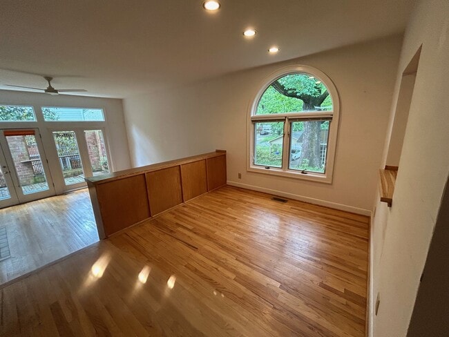 El comedor tiene vistas a la sala de estar. - 407 McCauley St Unidad D