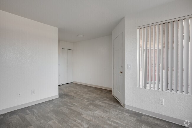 2BR, 1BA - 625SF