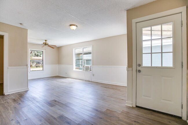 Building Photo - NOW AVAILABLE - Cozy Rental + Affordable Pricing Near Downtown San Angelo!