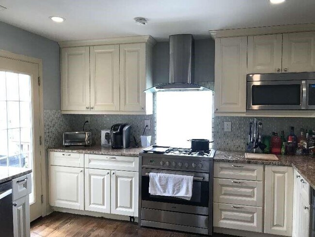 Photo - 550 Deering Rd NW