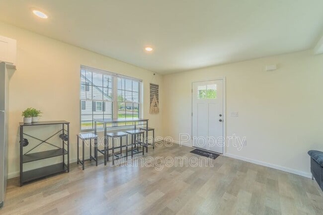 Photo - 674 N Bedford St