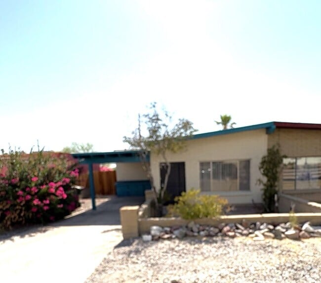Building Photo - Convenient East side location Rental