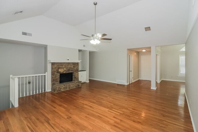 2224 Burlingate Dr