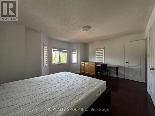 Photo - 563 Highglen Ave