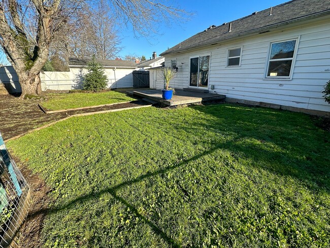 Photo - 1069 Evergreen Ave NE