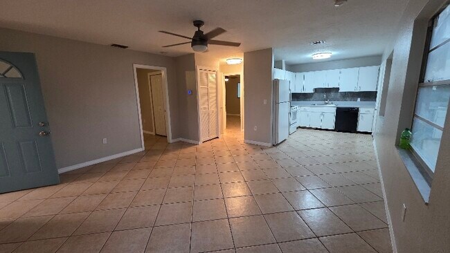 Photo - 607 45th St E