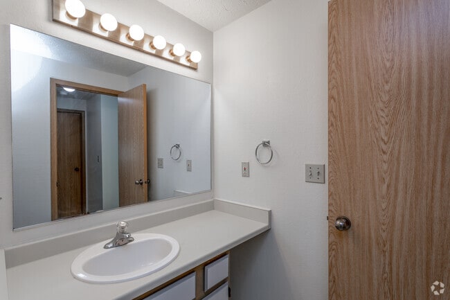 2BR, 1BA - 902 SF