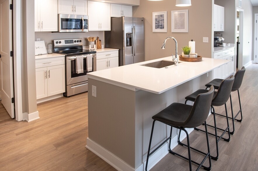 Upscale Kitchen with Breakfast Bar, Quartz Counters & Stainless Steel Apppliances