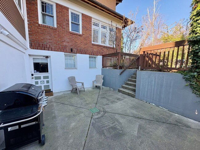 Building Photo - Montlake Duplex