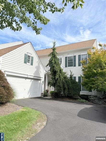 Building Photo - 120 White Pine Ct Unit U114
