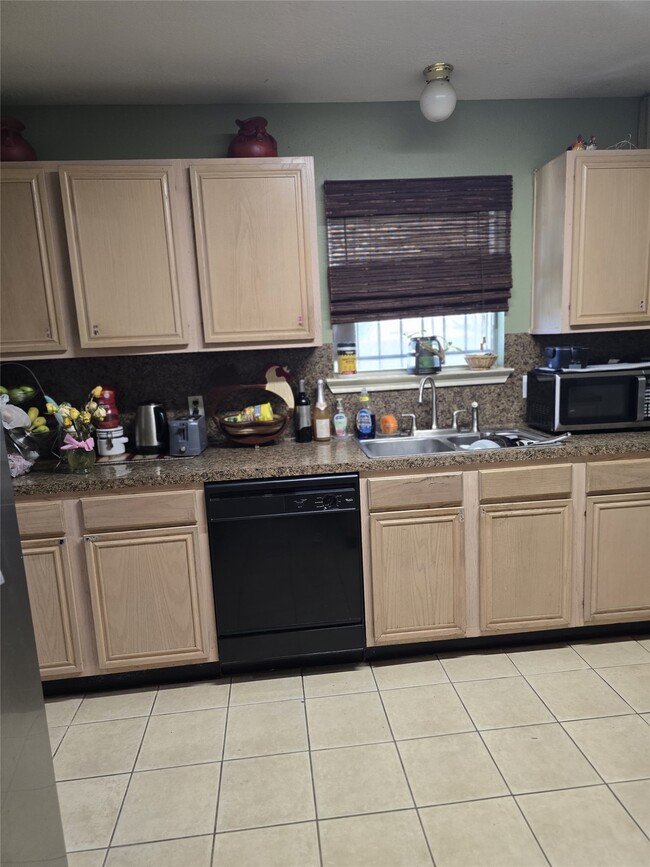 Building Photo - 3006 Greenbriar Springs Dr