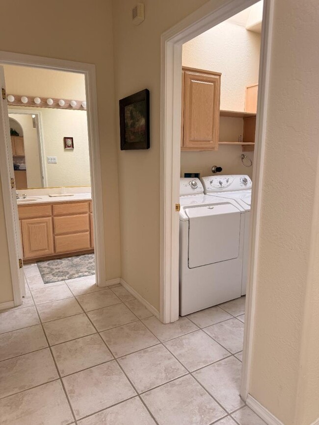 Photo - 711 Tramway Pl NE