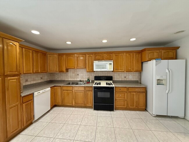 525 Harrison Ave Unit 2F