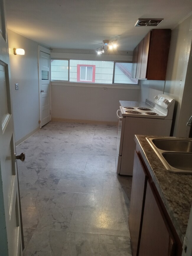 Photo - 115 W 5th St Unit apt B