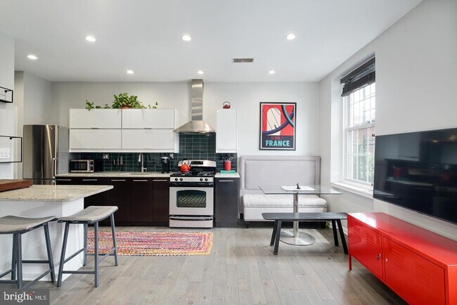 Photo - 1343 Lombard St Apartment Unit B
