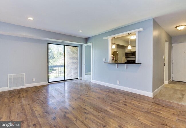 Building Photo - 114 Van Buren Rd Unit 8 Rental