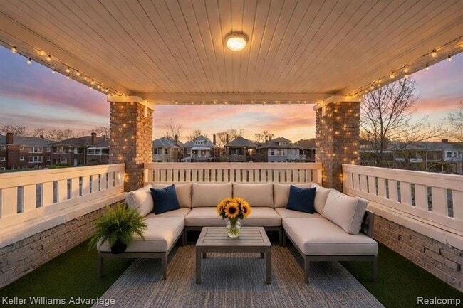 Building Photo - 1975 Gladstone St