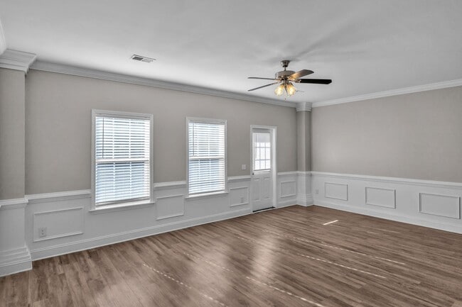 Photo - Stylish 3-Bedroom Townhome with Exclusive December Offer