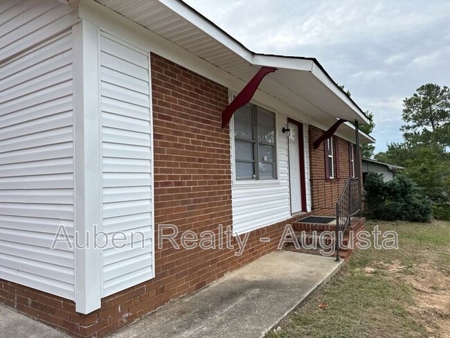 Building Photo - 2516 Kensington Dr E