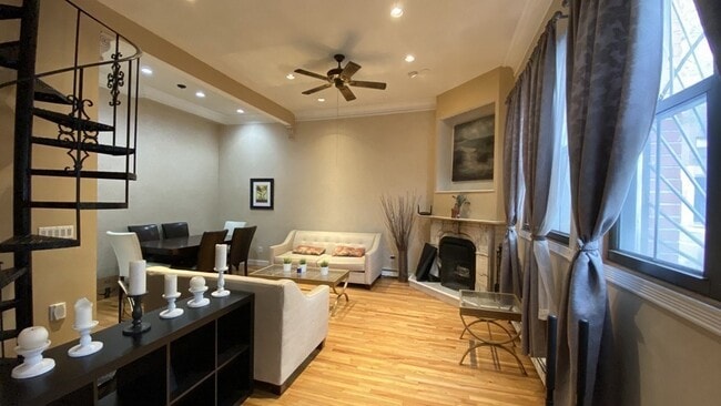Building Photo - 608 Tremont St Unit 2