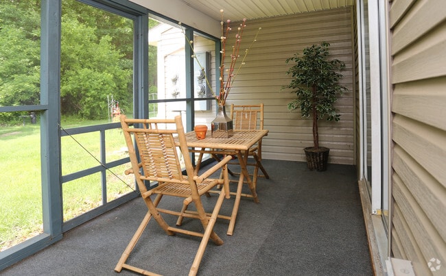 Screened In Patio - Village Park Apartments