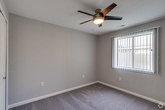 2BR, 2BA - 1,017SF