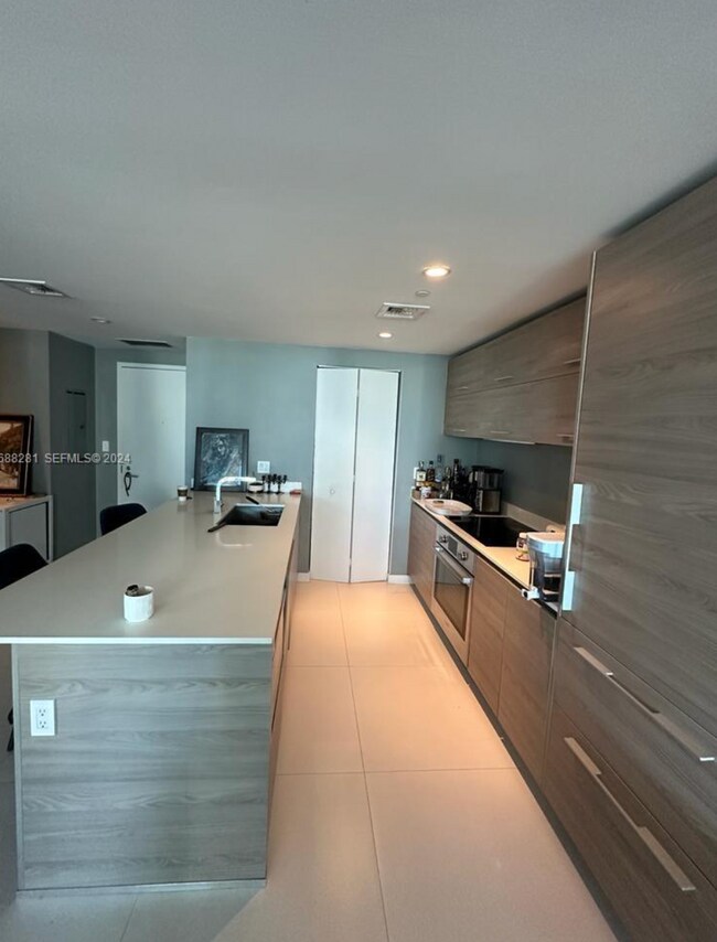 Photo - Enjoy this spacious 1-bedroom + DEN unit in an excellent location, Unit 1604