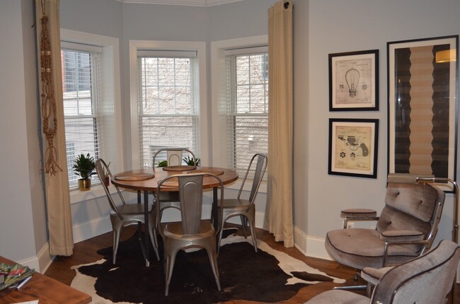 Building Photo - Condo quality 4 bedroom Unit 735-1C