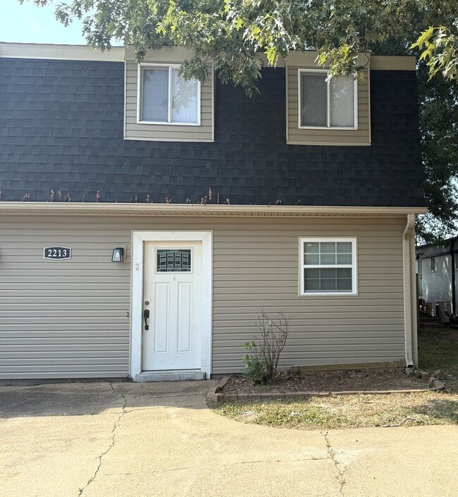 Building Photo - 2213 Spence Cir Unit 2 Rental