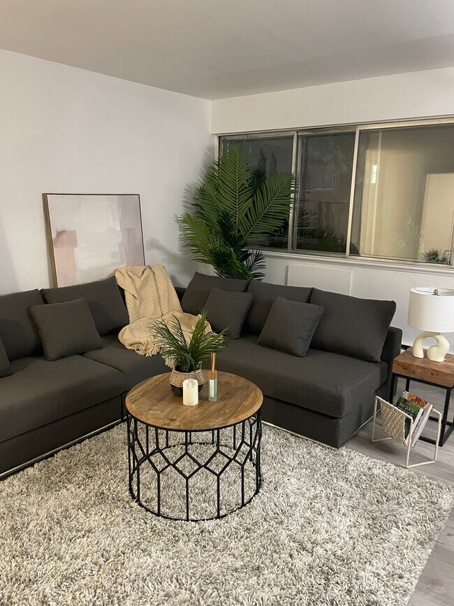 Photo - SKYLINE PLAZA