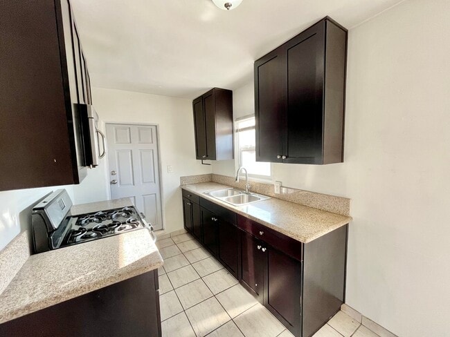 Building Photo - Upstairs 1 Bedroom Available with A/C in G... Unit 4466