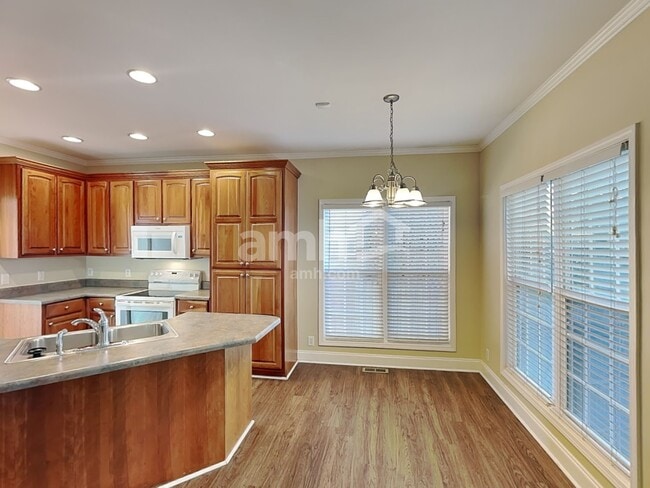 Photo - 2404 Adelaide Dr