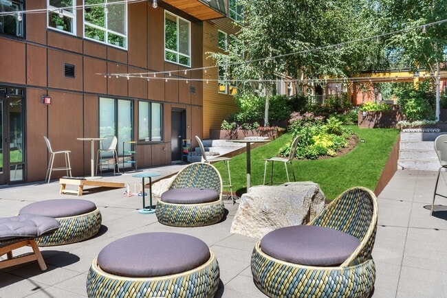 20_Wallingford_amenity_courtyard