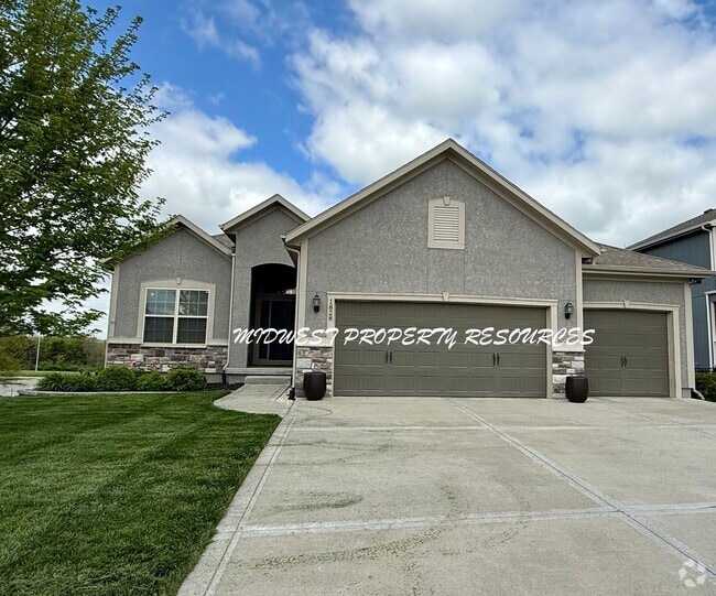Building Photo - Stunning 4 Bedroom Reverse 1.5 Story Home ...