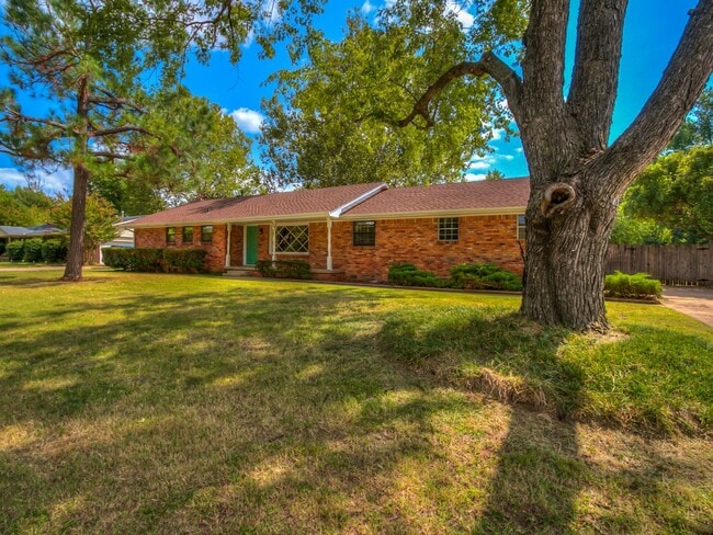 Building Photo - PRELEASING for Early Aug 2027! Updated (3) Bed, (2) Bath + Additional Living Area!