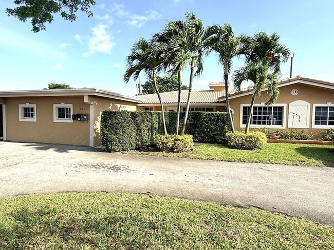 Building Photo - 551 SE 15th St