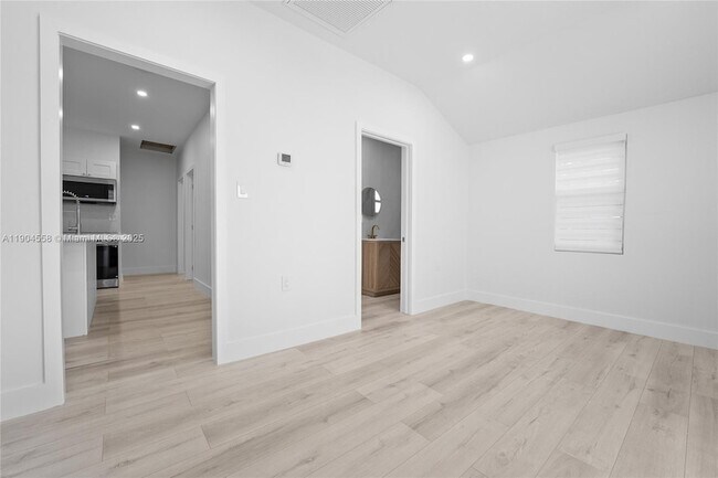 Photo - 129 SW 9th Ave Unit 1