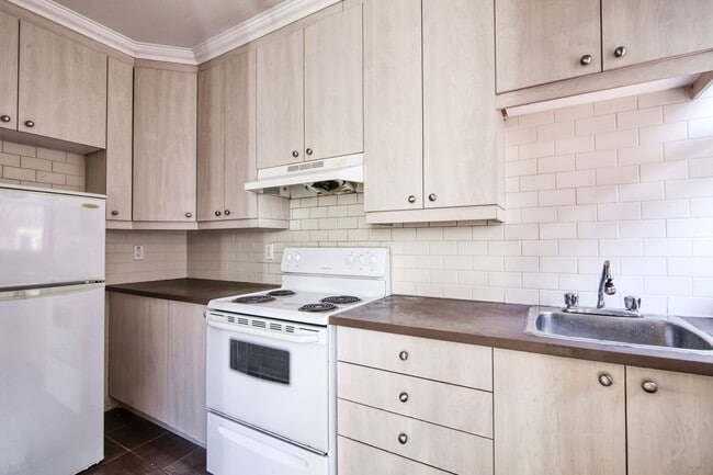 Building Photo - 4900 Av. Clanranald Unit 7