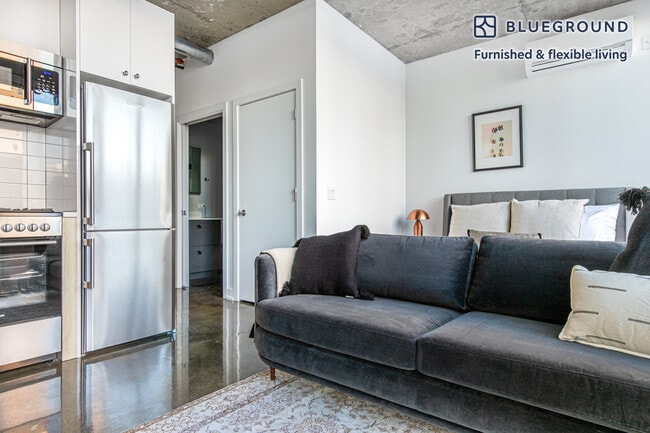 Photo - 108 W Chicago Ave Unidad FL8-ID365