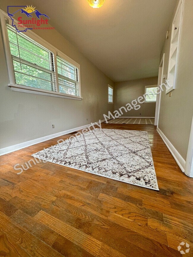 Building Photo - Charming Studio Apartment –Near Hospital!