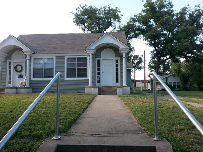 Front of the duplex - 320 E Twohig Ave Apartments Unit 320 E. Twohig