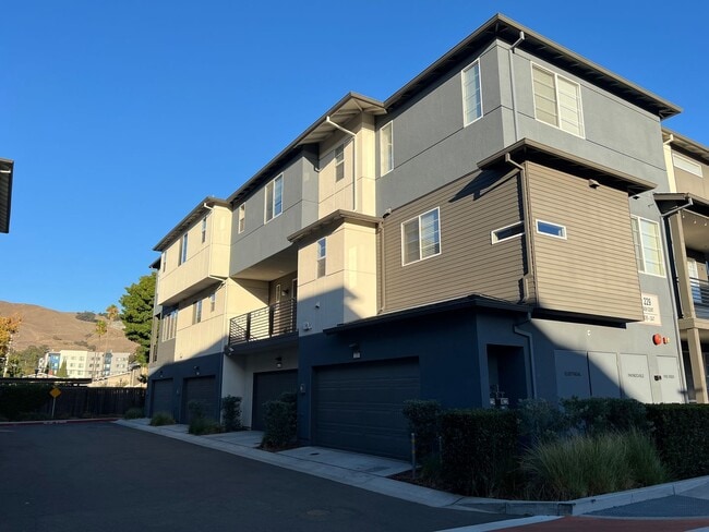 Photo - CONTEMPORARY BRIGHT SPACIOUS TOWNHOME WITH...