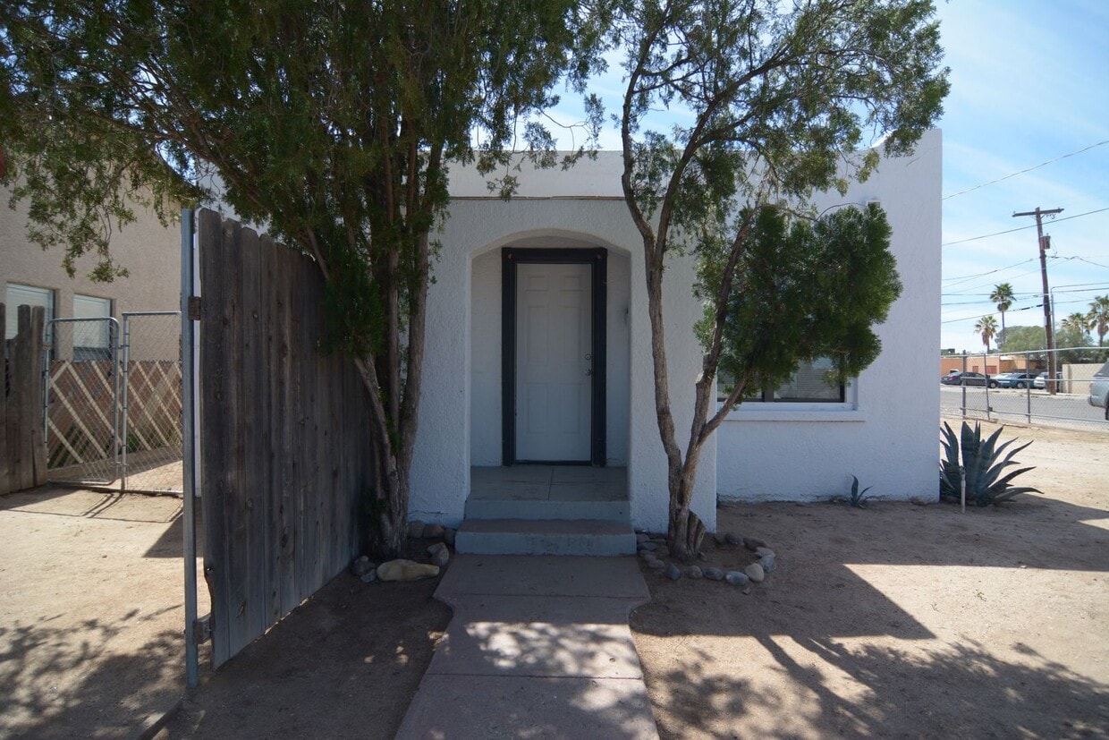 Charming 2 Bedroom 1 Bath Home! Close to t... - Charming 2 Bedroom 1 Bath Home! Close to t...