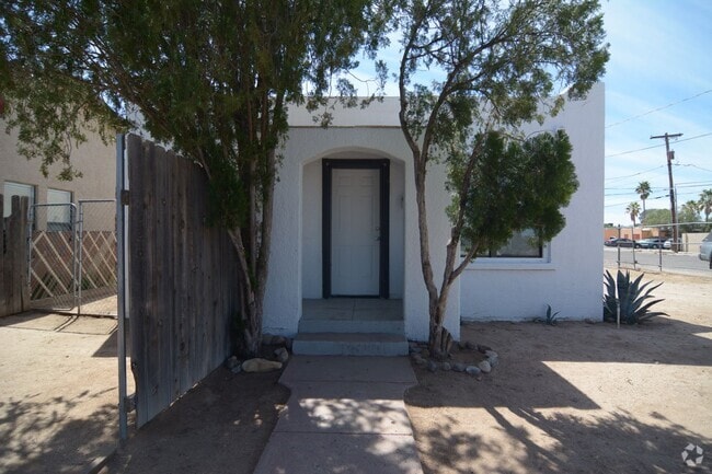 Building Photo - Charming 2 Bedroom 1 Bath Home! Close to t...